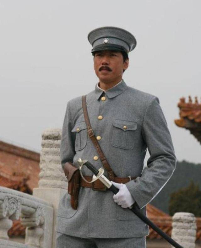 这一次的盗墓行动,已经给他挣到了太多的资本,孙殿英当时手里宝贝不计