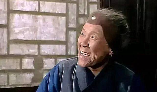刘姥姥二进大观园端起贾母喝剩半杯茶一饮而尽却喝出了尊严