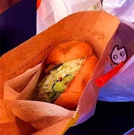 比m,kfc有感觉的热狗这是一名学妹去年入学后给我说的消息:吃了很多家