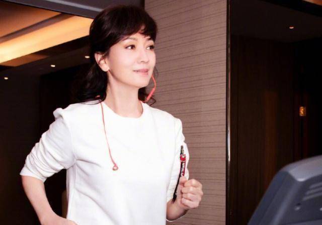 原创65岁赵雅芝晒健身照放假了也不忘锻炼身体带妆跑步轻松压腿