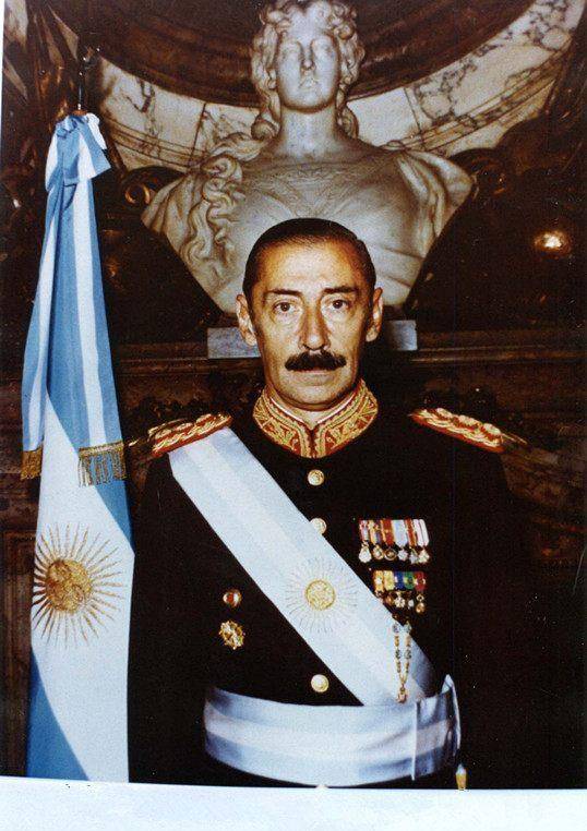 魏地拉父亲原本是阿根廷陆军上校,由于其进修于国家军事学校,加上父亲