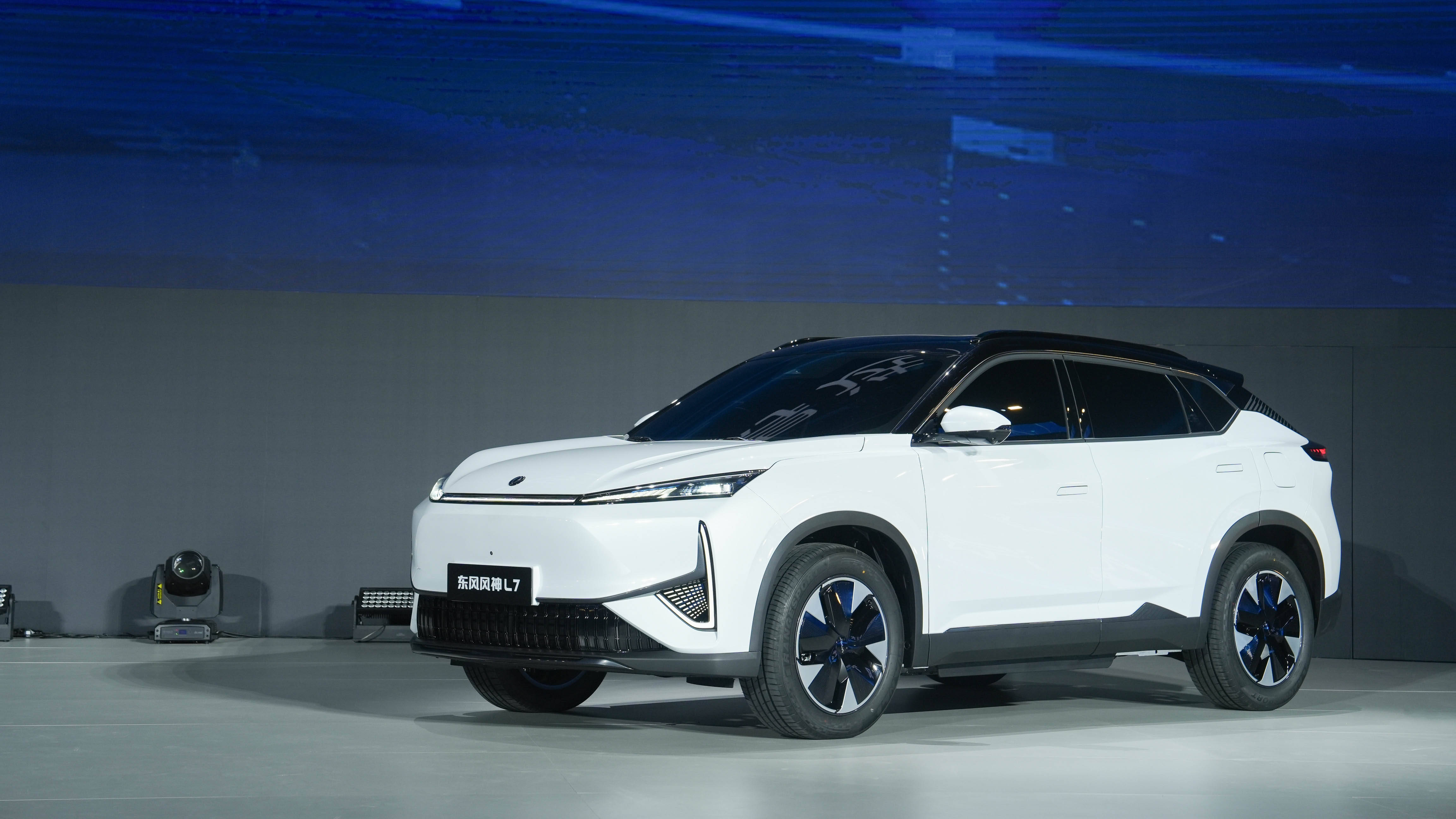 东风风神l7首次亮相,首搭东风马赫电混phrev技术