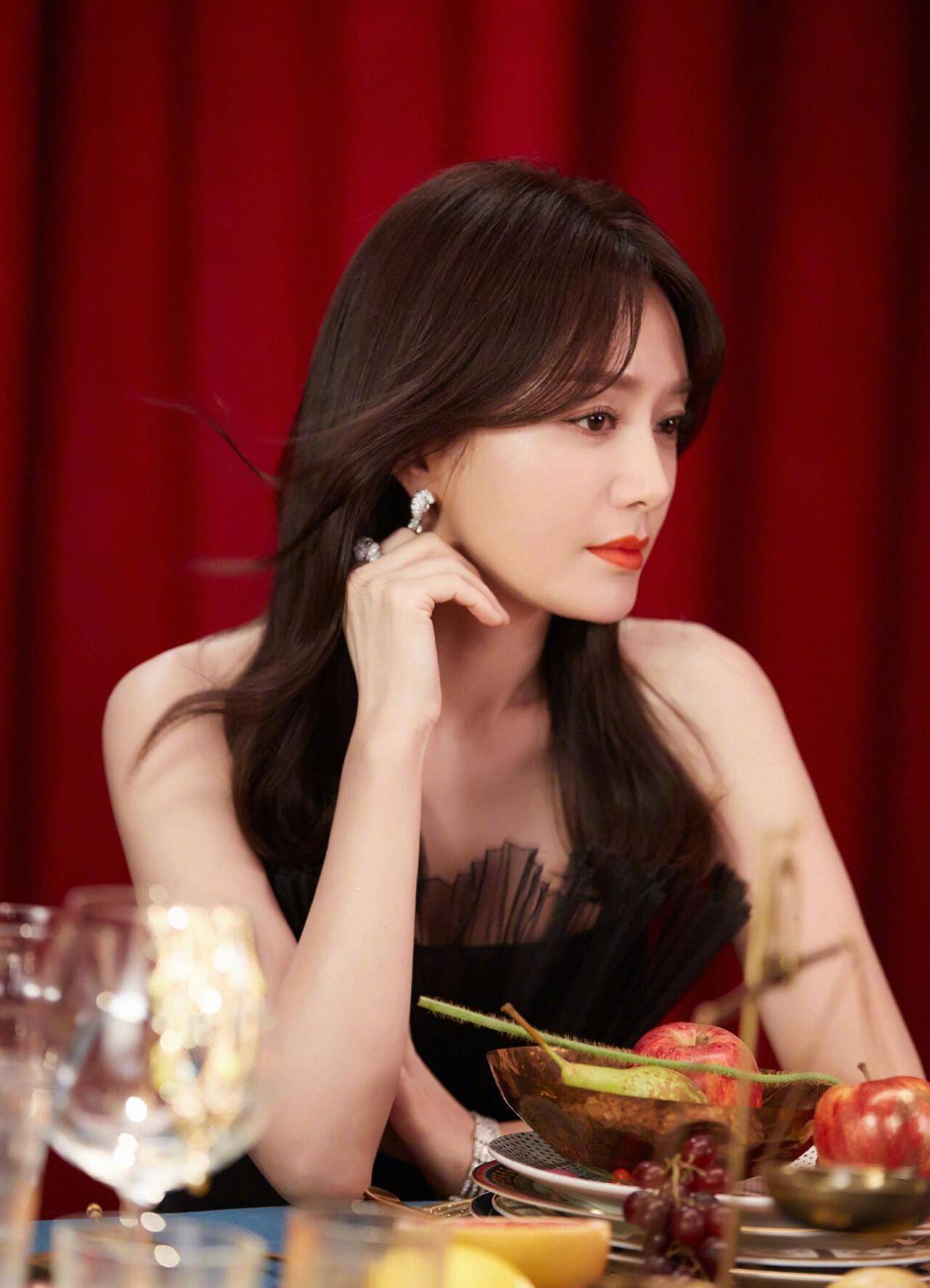 秦岚27岁和黄晓明分手如今40岁逆龄生长上衣搭配腰带秒变裙子