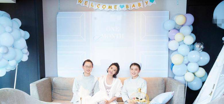 原创唐艺昕坐月子照首曝光手臂纤细气色佳露标志性甜美笑容超抢镜