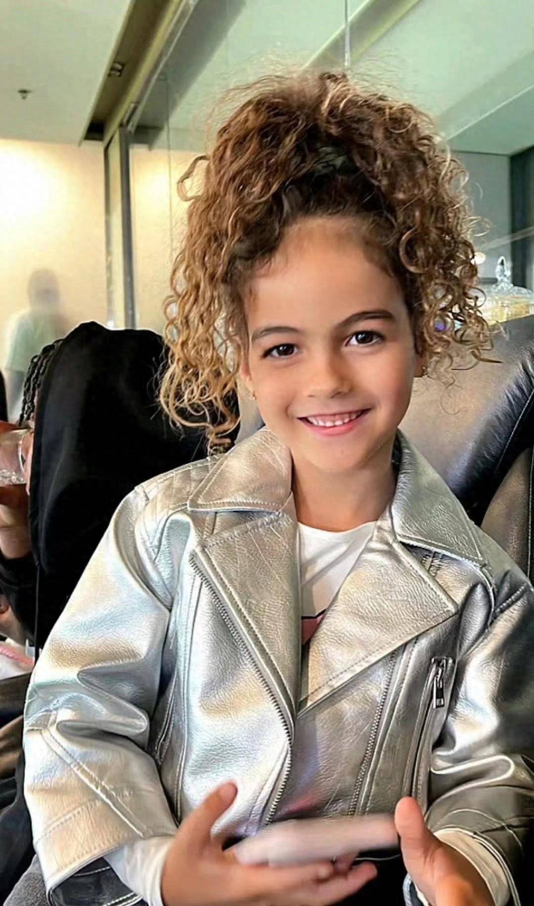 c罗的孩子都长大了女朋友乔治娜有一张快乐的脸四小姐是最漂亮的