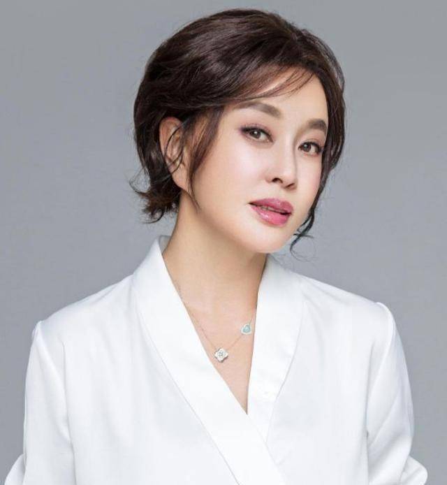 原创65岁刘晓庆终于放下演少女的执念开始演奶奶了