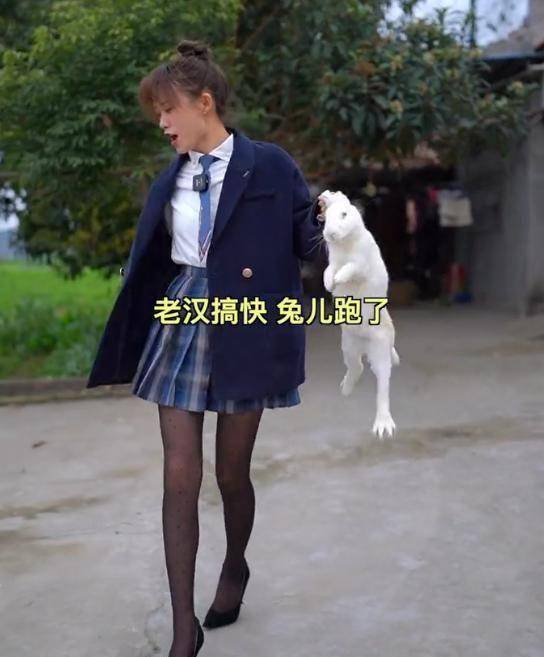 原创90后川妹子严素辞职回农村踩高跟鞋穿jk为父做饭半年圈粉889w