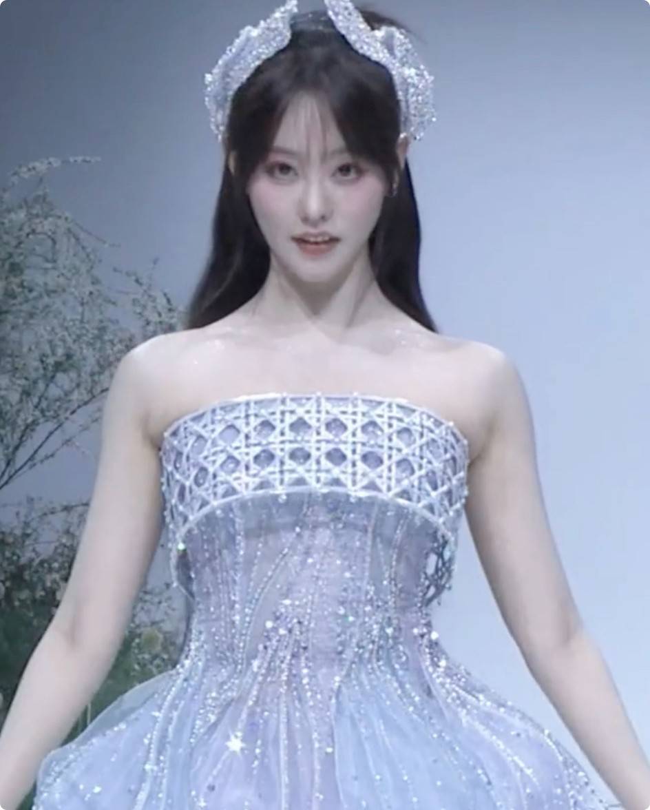 演员祝绪丹,一身银色的短款仙女裙走上了t台,作为演员祝绪丹颜值在线