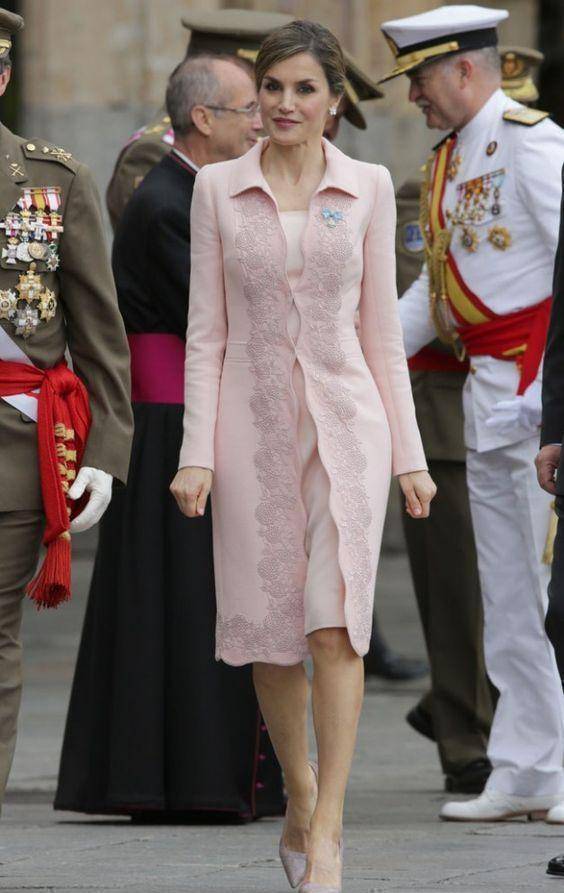 原创西班牙王后背部发黑即使骨瘦如柴穿红裙国王依旧一脸欣赏