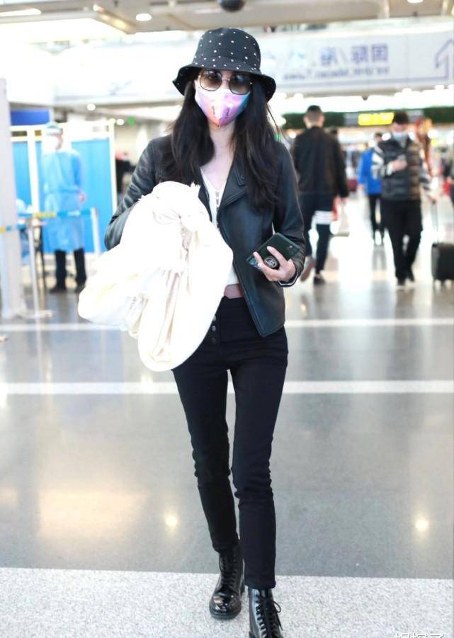 原创韩雪皮衣搭配紧身裤像极了女特工行走的腿精无疑了