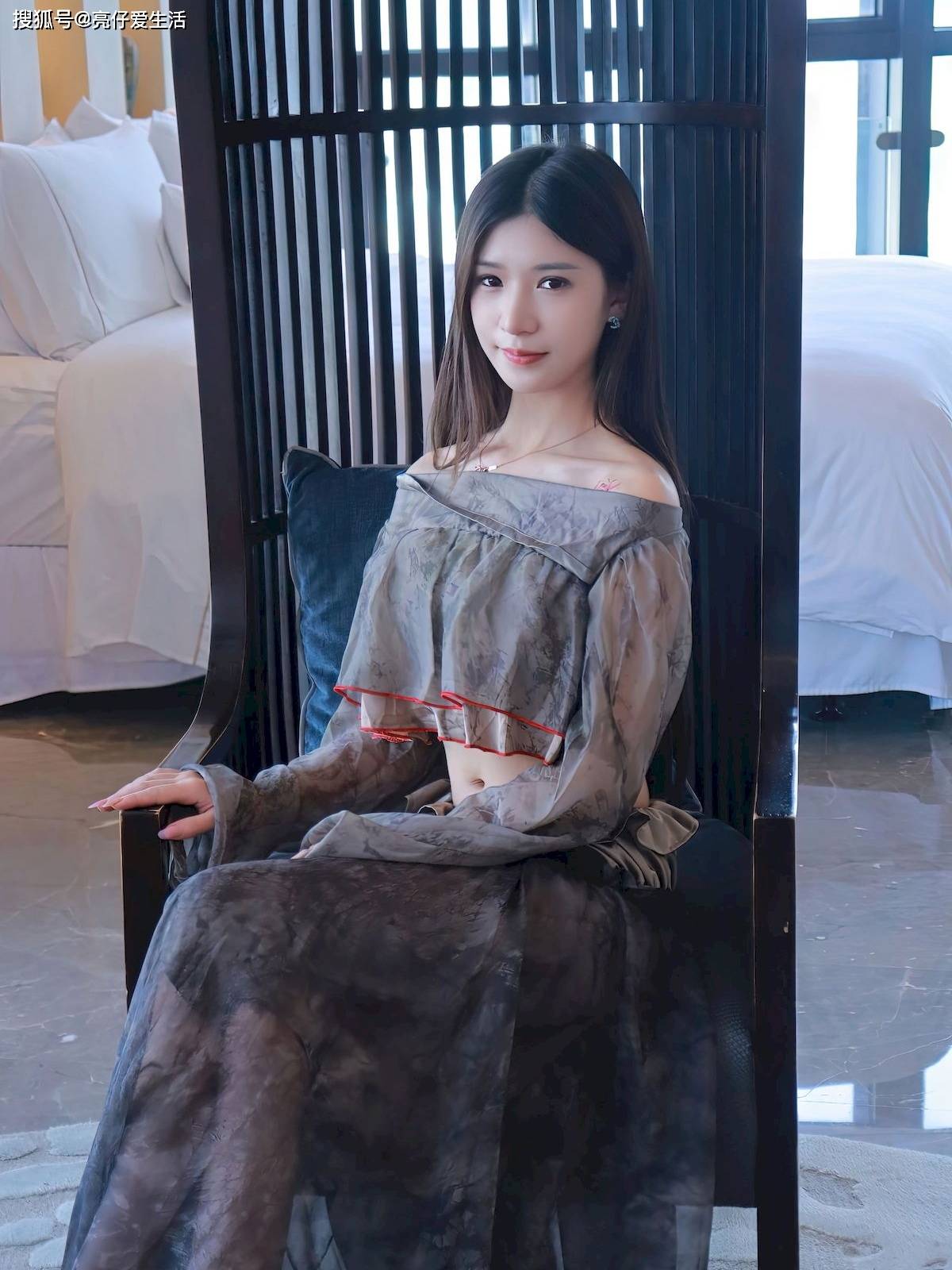 黑椅之上的优雅时尚:灰色透明连衣裙的魅力绽放_美女_从容_阳光