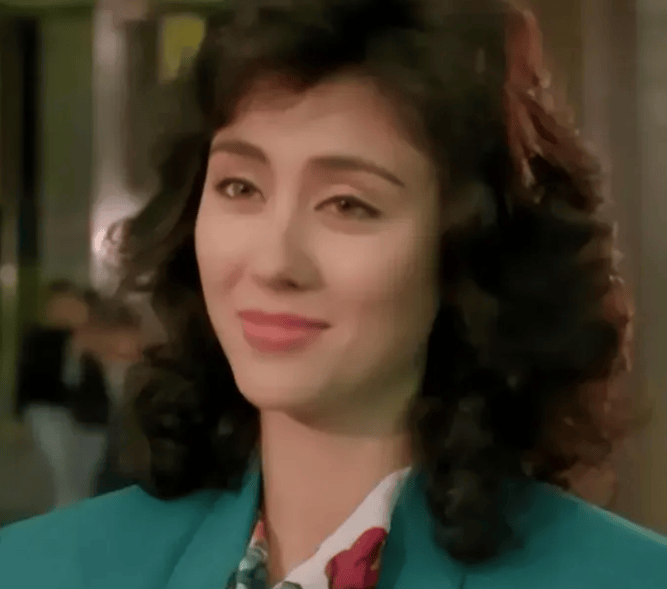 其中,1986年王祖贤主演的电影《俾鬼捉》中,高丽虹首次扮演女法师一角