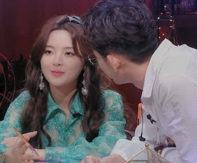 张翰向杨超越撒娇张口叫乖导演大笑超越妹妹好刁钻