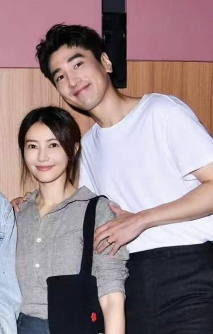 原创高圆圆与赵又廷真甜素颜加朴素打扮探班老公同框巩俐赢了美貌