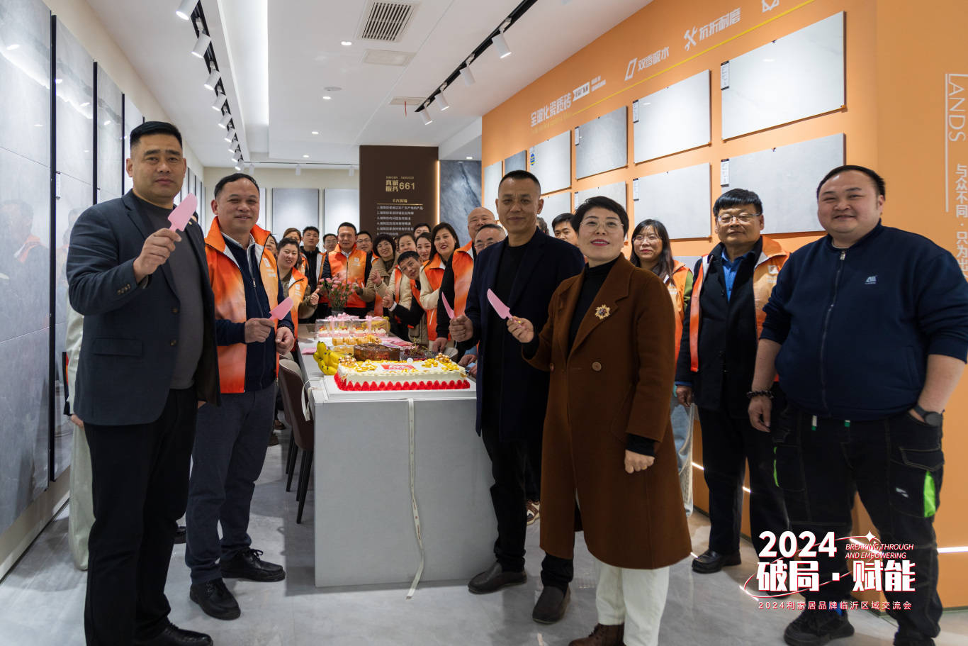 会议初始,佛山瓷砖十大品牌利家居瓷砖品牌营销总经理陈东荣发表致辞