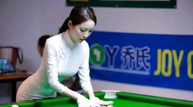 原创90后台球女裁判走红高学历气质好亨德利夸她大场面