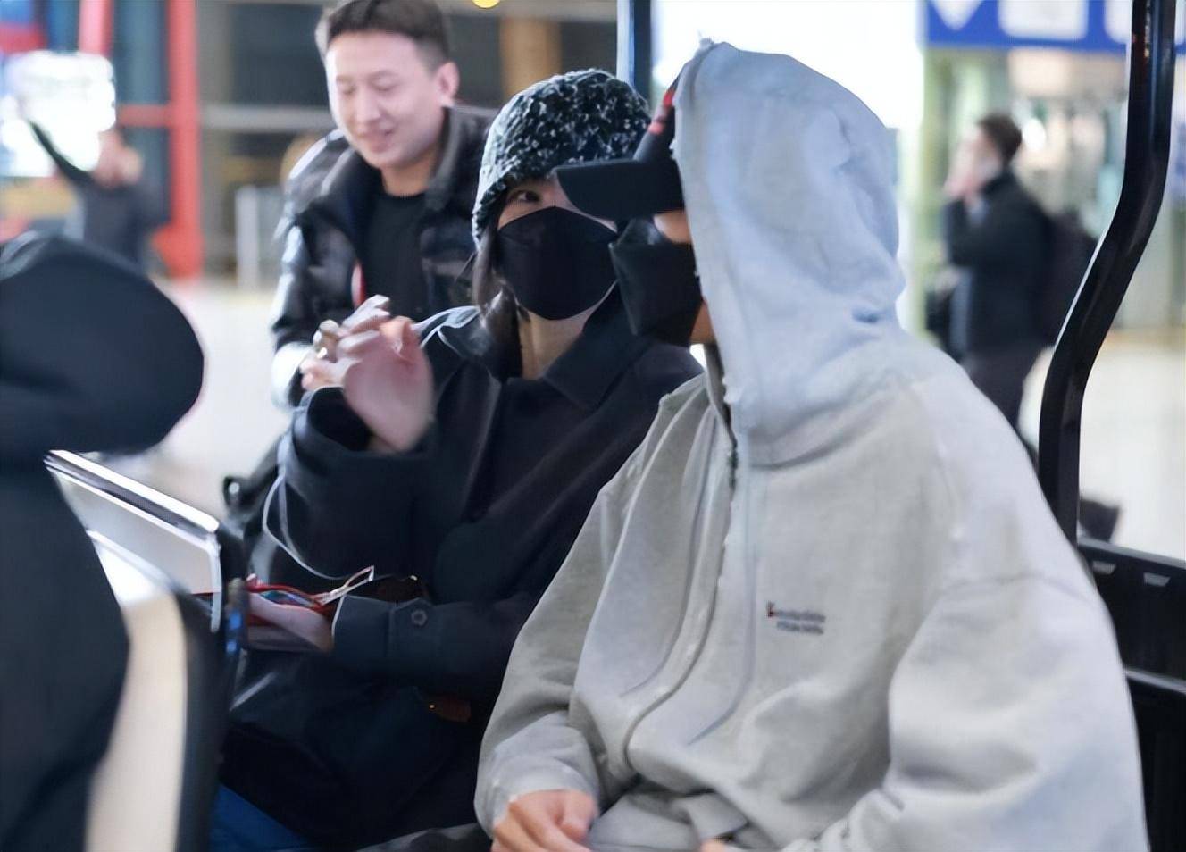 54岁窦唯现身灵隐寺头顶后脑勺大片秃顶与同龄王菲状态差太远