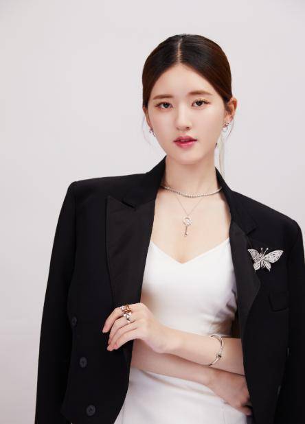 赵露思最新近照来袭,穿白色礼裙配西服,时尚女模样让粉丝尖叫