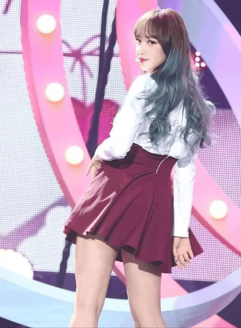 堪称人间芭比的程潇因上围丰满傲人被戏称奶潇碾压疯马秀lisa