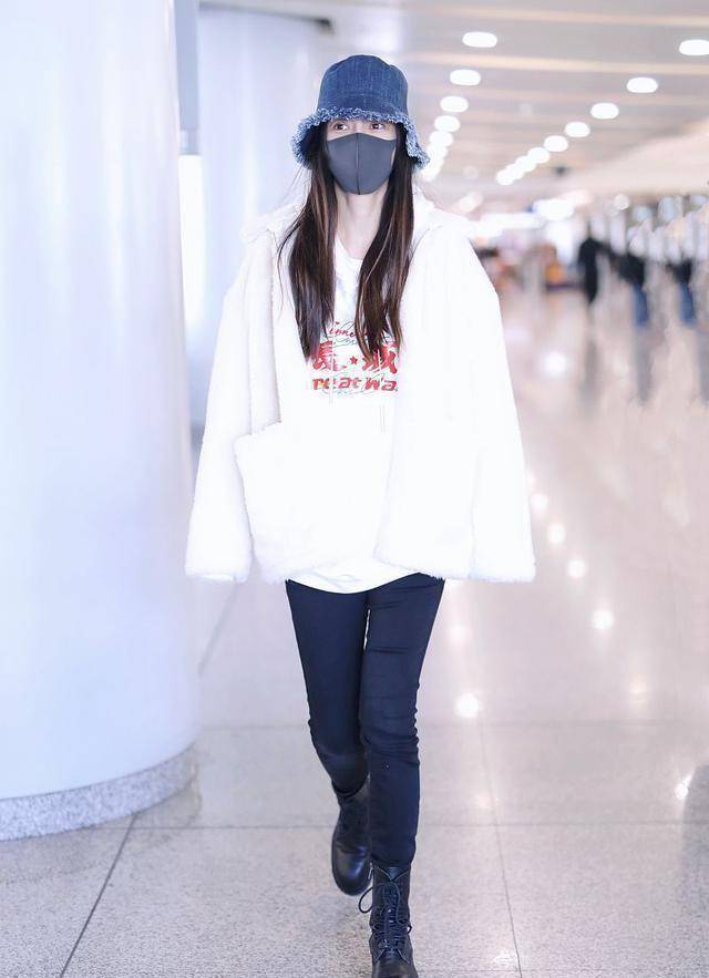 angelababy嫩成大学生皮草配宽松卫衣时髦意外秀大长腿很高级