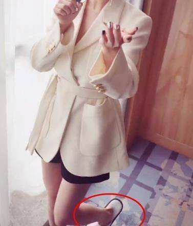 原创杨幂在休息室放飞穿短裤唱歌竹竿腿优越一次性拖鞋抢镜了