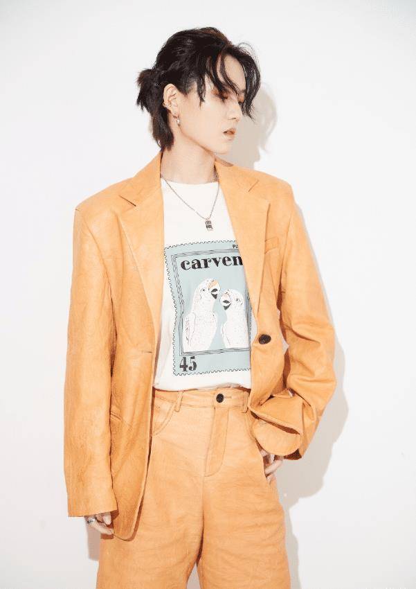 原创陆柯燃街拍照流出茶色风衣外套配黑休闲裤简约时尚国际范