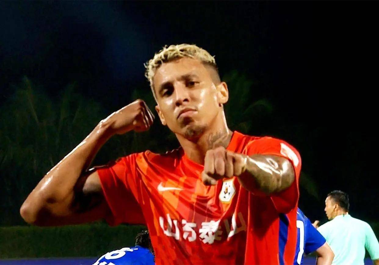 原创费南多国足首球泰山外援很开心球迷说克雷桑你也归化吧