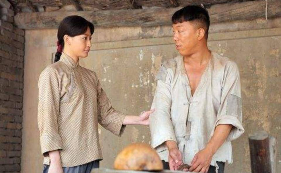 去客串音乐比赛,现场一首《爱与愁》惊艳四位导师,黄渤的唱功游刃有余