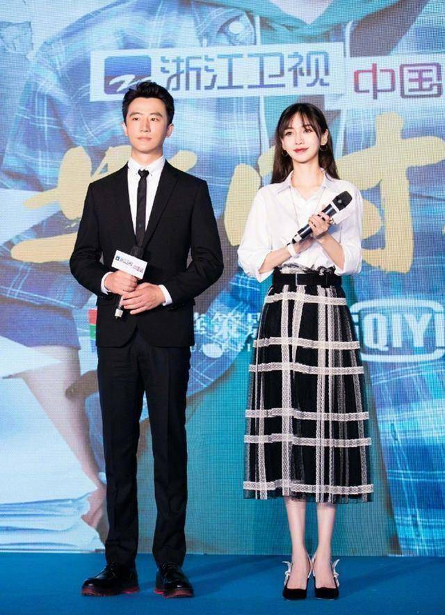 原创angelababy走在下班路上1800的半身裙屁兜缝在前面真够个性的