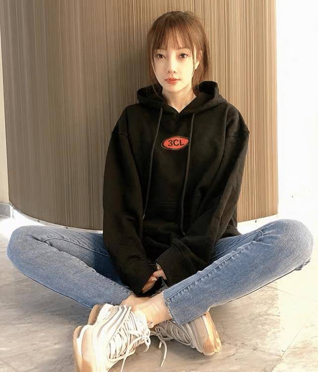 原创李小璐也作妖挑战例假裤大胆秀腿这单品普通人谁敢穿