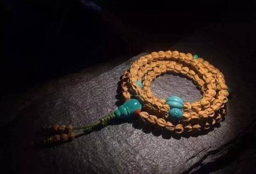 "佛珠袈裟作为僧侣和尚的标配,原本是弘扬佛教的法器,为的是让僧人