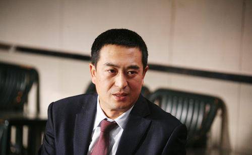 儿时的张嘉译叫张小童,是家里的小孩也是同学中的孩子王,过着备受宠爱