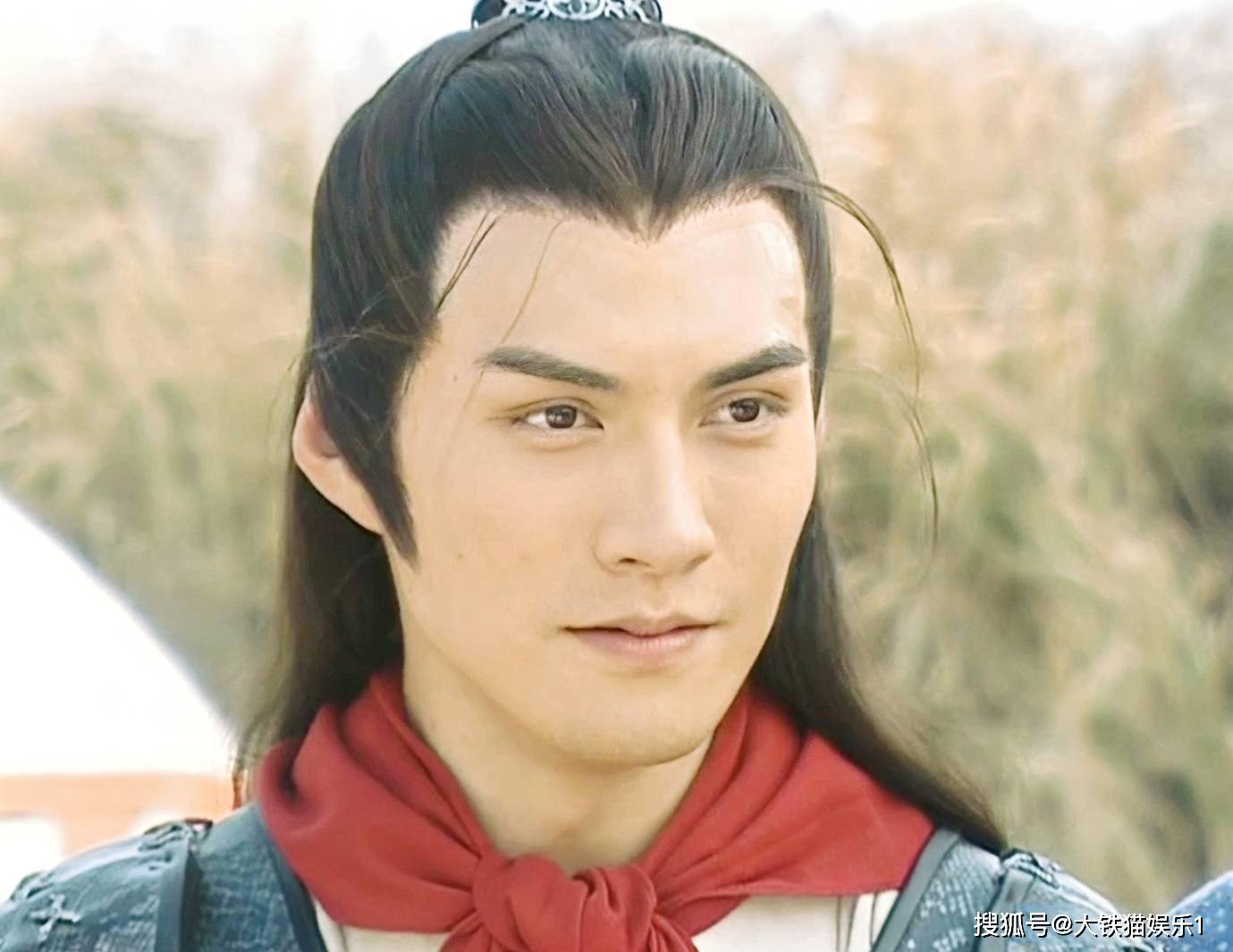 这一夜,严屹宽帅得夺目,新中式战袍高级优雅,45岁仍像小说男主_杜若溪