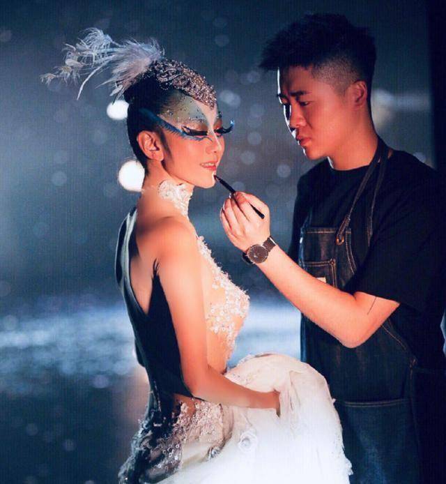 原创60岁杨丽萍晒美背走红黄毅清晒原图暗讽网友真相了