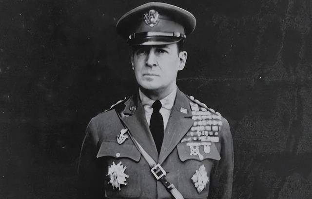 原创麦克阿瑟受审记两腿吓得发软满头大汗恳求法官绕过他