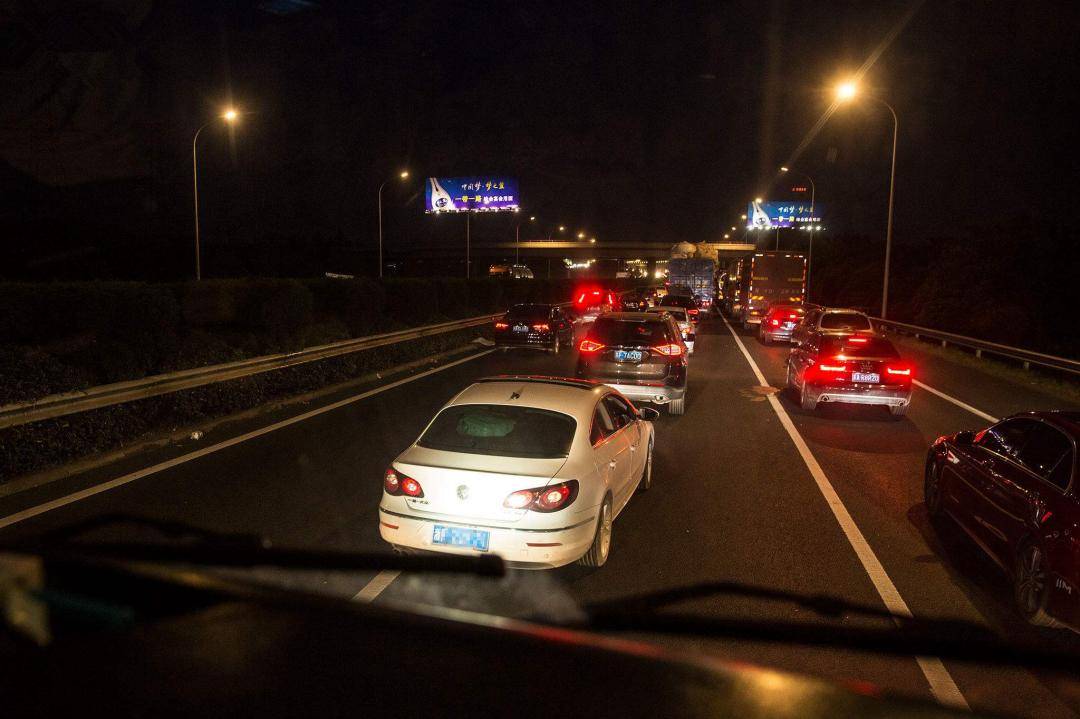 夜间高速行驶,老司机总结四个要点,现在知道也不晚!_搜狐汽车_搜狐网