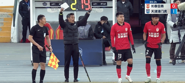 原创津门虎10客胜亚泰孔帕尼奥点射制胜塞鸟竖中指逃过判罚