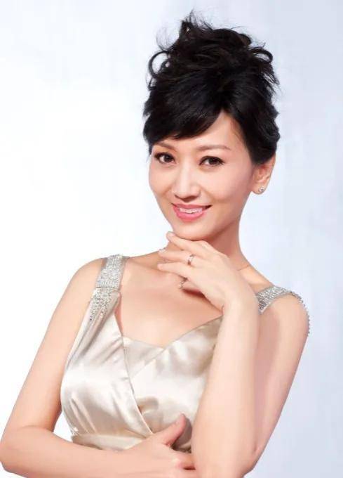 原创追求赵雅芝不成看破红尘和妻子分手出家赵雅芝和儿子同台如姐弟