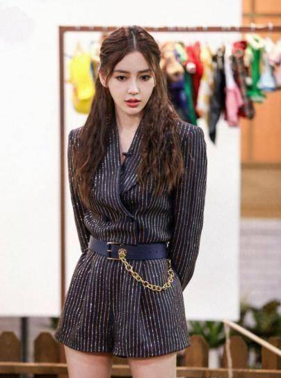 angelababy终于改风格了年纪变大要走御姐风腰带挂金链好霸气