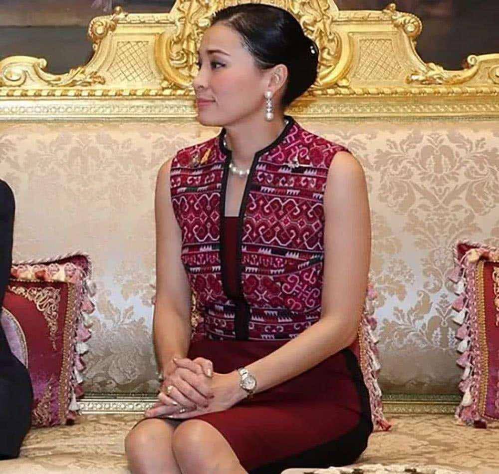 身为王后的苏提达无论在什么样的场合都展现的十分从容不迫.