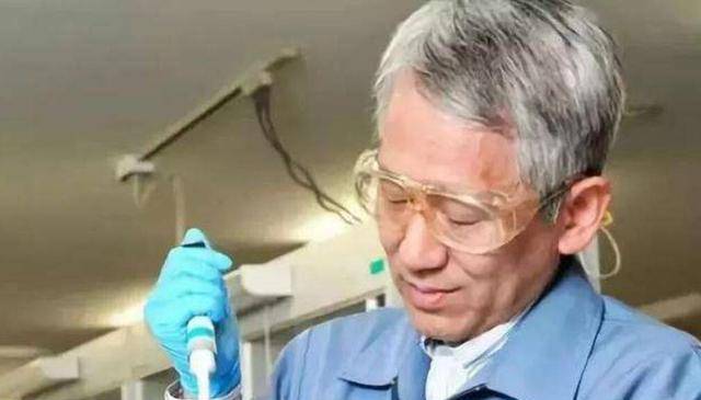 创作者
            误判拿住原材料却为子公司赚了1个亿，老板娘赏他700元，17年后获诺奖(图3)