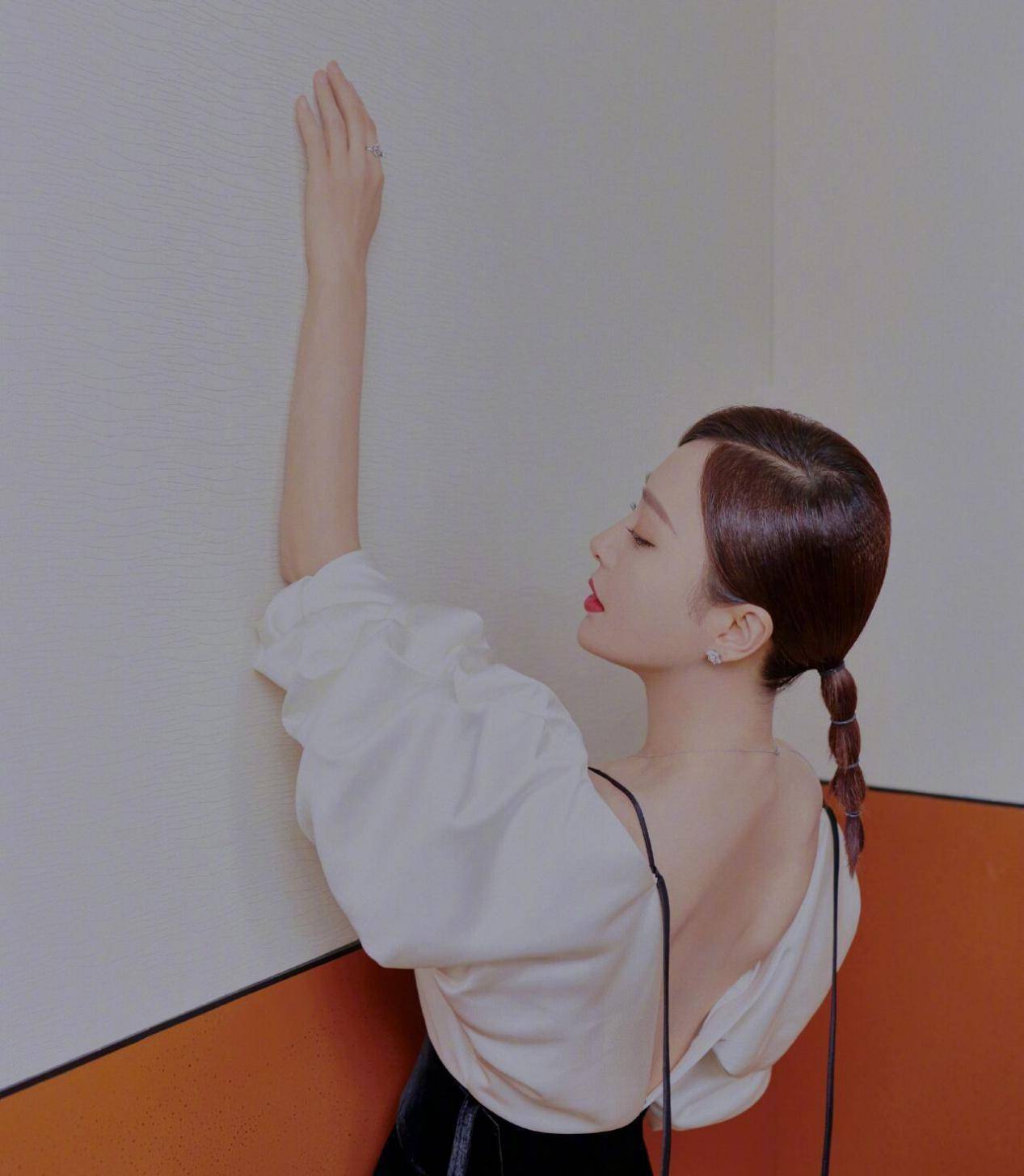 秦岚27岁和黄晓明分手如今40岁逆龄生长上衣搭配腰带秒变裙子