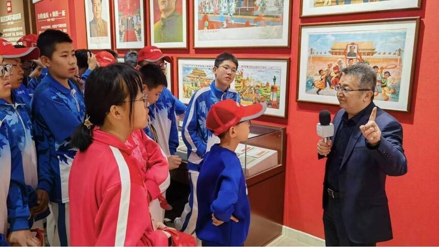 延安红街年画中的共和国史馆迎来榆林一中研学团