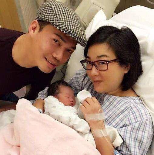 52岁谢天华变身女儿奴,路过玩具店只给女儿买礼物,儿子太可怜