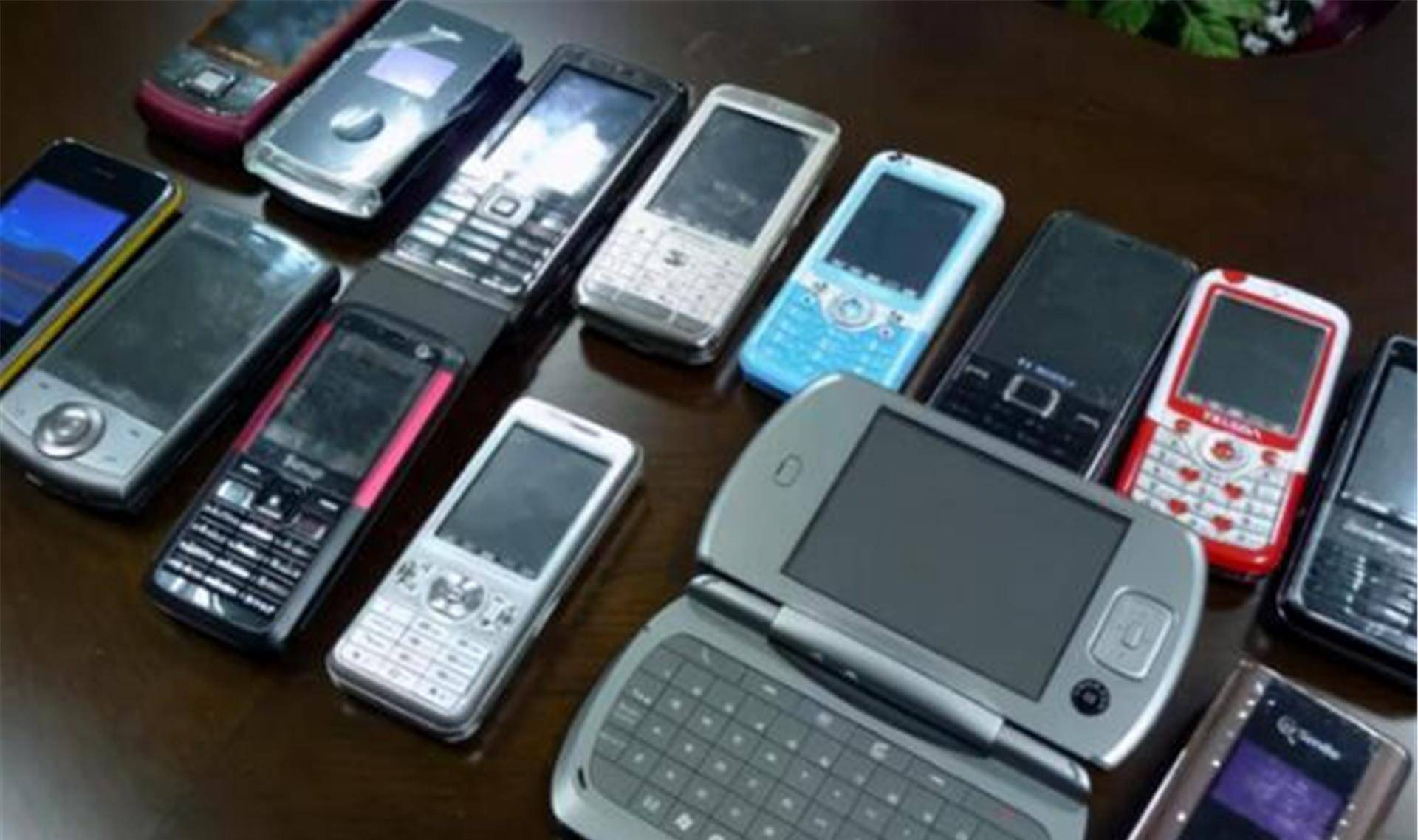 原创华强北山寨手机王子曾拥有亿万家财如今沦落街头行为痴傻