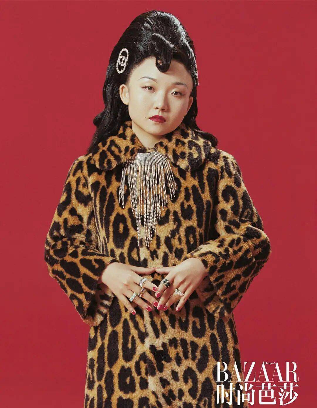 辣目洋子才是微胖女生穿搭模板!短粗身材穿渔网袜,别样的时髦