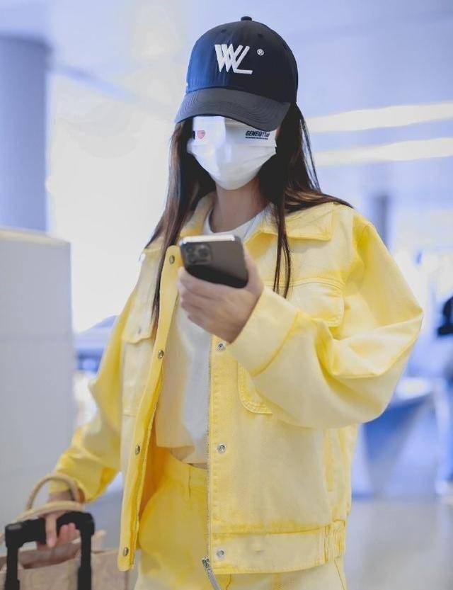 baby(杨颖)牛仔短裙套装穿搭解析最近,新一季跑男开播,前不久