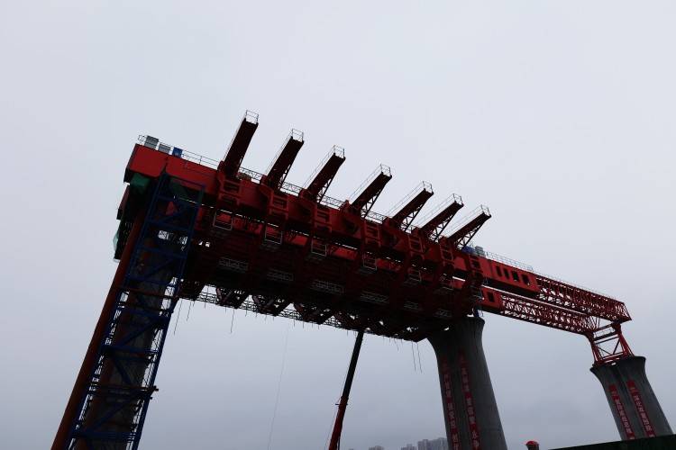 移动模架顺利拼装完成,标志着安康特大桥桥梁工程建设进入移动模架