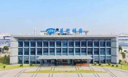 湖南女首富15岁辍学也曾想跳轨