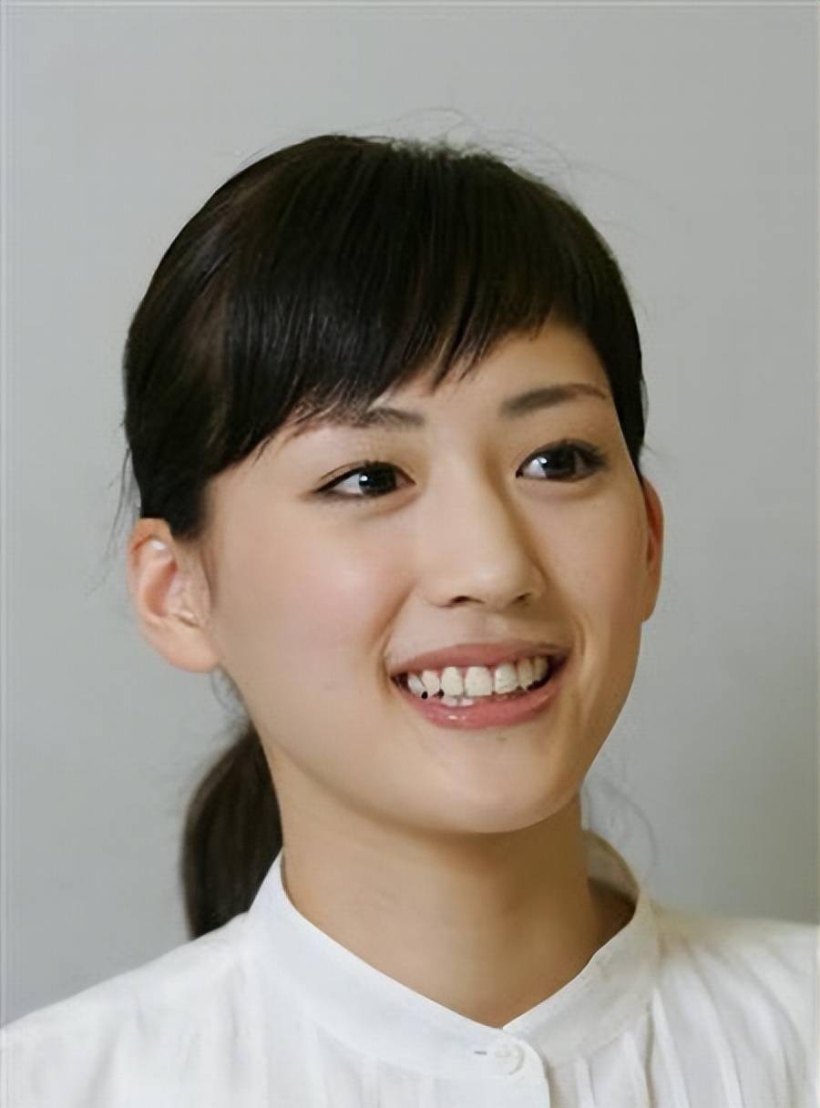 绫濑遥在她的演艺生涯中一直充满活力和激情.